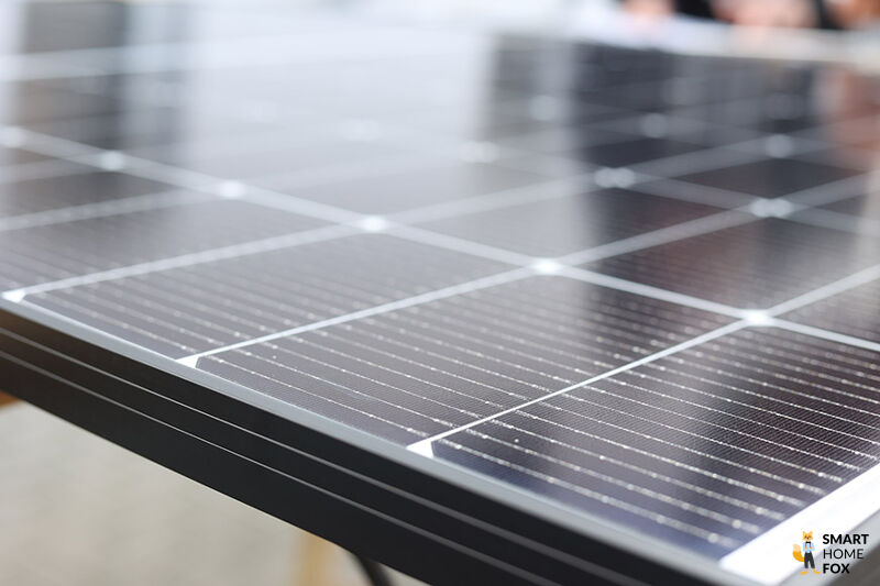 Ein bifaziales Solarmodul in der Nahaufnahme im Balkonkraftwerk Test.